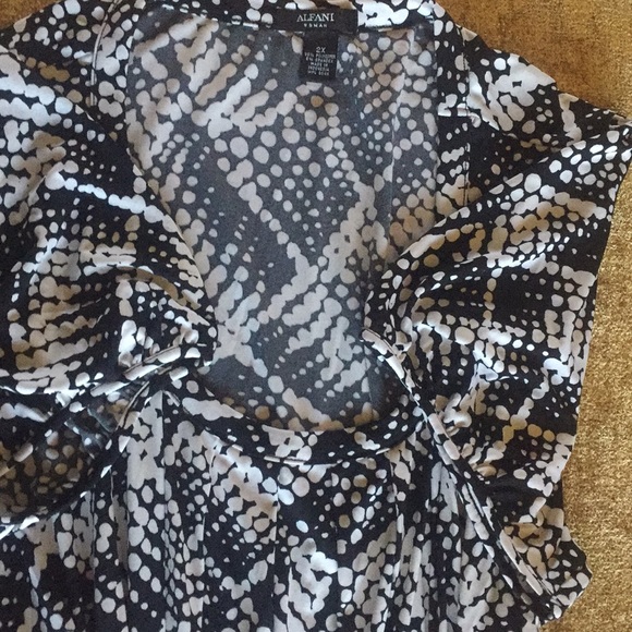 Alfani top, black and white pattern - Picture 3 of 6